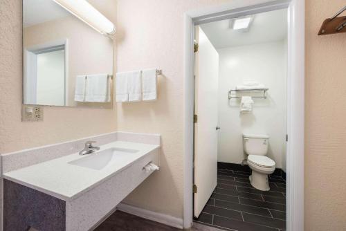 Econo Lodge - Waynesville - image 6
