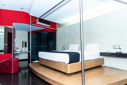 DLUXE Auto Hotel ADULTS ONLY – Veracruz, CA