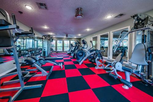 OU Boomer, Pool, Gym, Hi Speed WIFI, One Mile To OU & Stadium! in Norman, USA