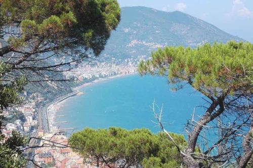 250 MT dal Mare - Terrazzino e Giardinetto