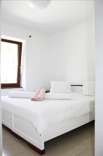 1 queen bed, 2 twin beds