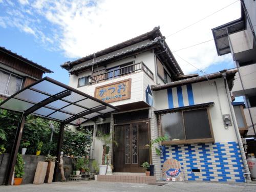 Katsuo Guest House - 출입구