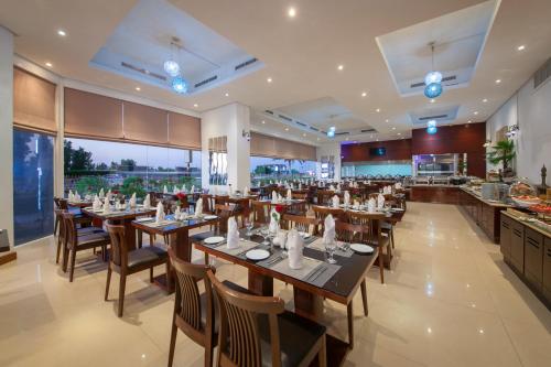 Restaurant, Ramada by Wyndham Beach Hotel Ajman in Ajman Beach