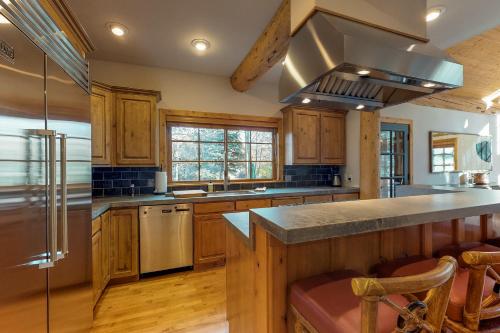 Warm Springs Mountain Retreat - image 4