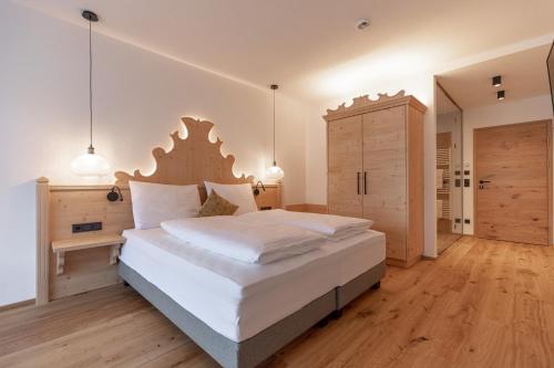 1 queen bed, 1 sofa bed