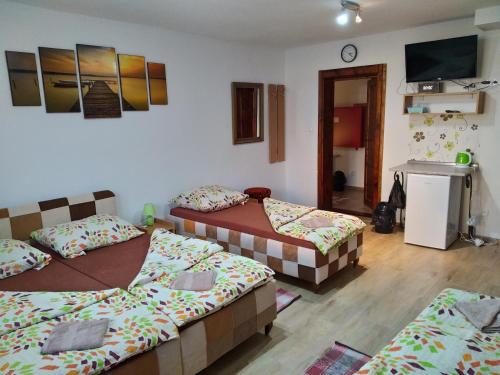 1 double bed, 2 twin beds