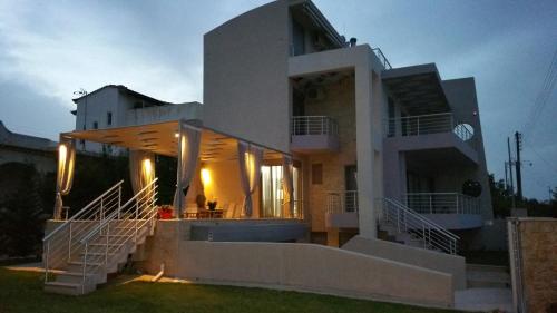 VILLA BY THE SEA VRAVRONA LOUTSA(NEAR THE AIRPORT&METROPOLITAN)