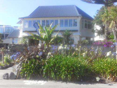 Exterior view, Cave Rock Guest House in Sumner