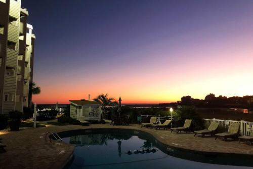 Sands Beach Club Condo just 8 Miles to Family Fun! - image 2