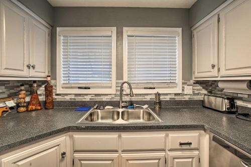 Lakefront & Trailside Escape w/ Private Dock +Deck, Bella Vista (photo 7)