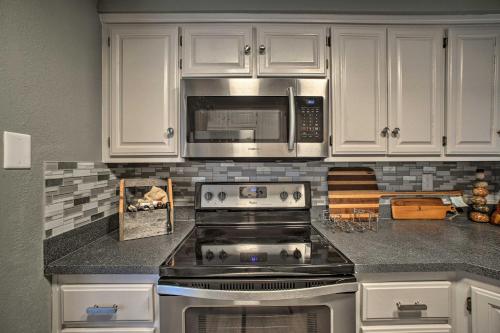 Lakefront & Trailside Escape w/ Private Dock +Deck, Bella Vista (photo 6)