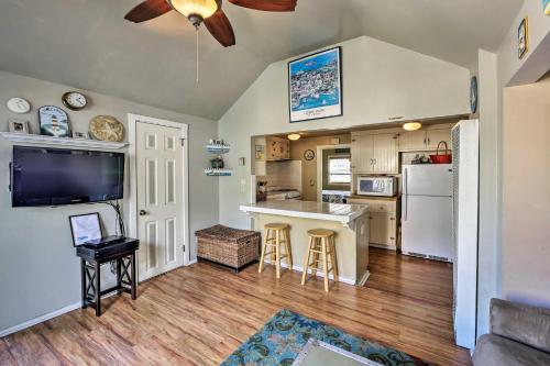 Tropical Island Escape with Deck, Walk to Avalon Bay