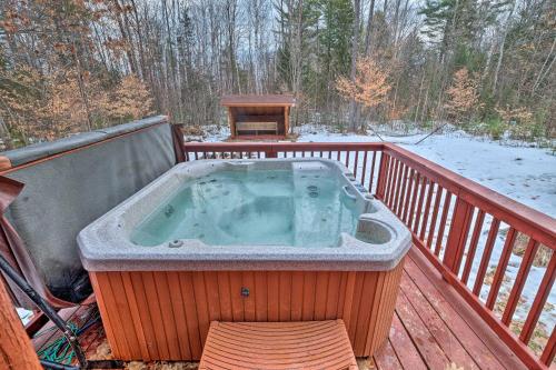 Secluded Johnsburg Outdoor Oasis - Private Hot Tub - Johnsburg