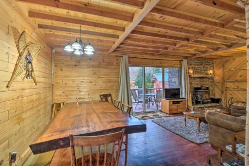 Secluded Johnsburg Retreat with Hot Tub and Fire Pit in Johnsburg, USA