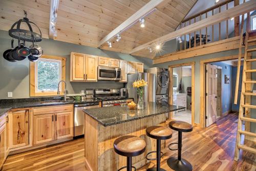 Newly Built Cabin with Hot Tub - 16 Mi to Stowe Mtn! in Morristown, USA
