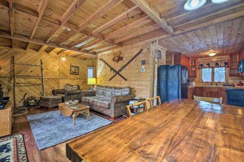 Secluded Johnsburg Retreat with Hot Tub and Fire Pit in Johnsburg, USA