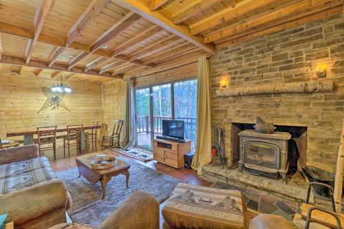 Secluded Johnsburg Retreat with Hot Tub and Fire Pit in Johnsburg, USA