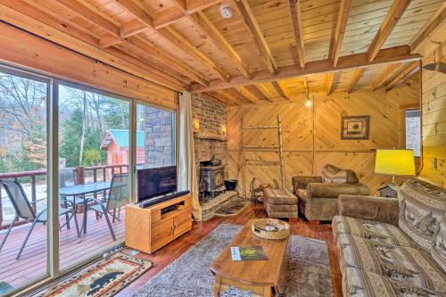 Secluded Johnsburg Retreat with Hot Tub and Fire Pit in Johnsburg, USA