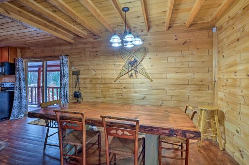 Secluded Johnsburg Retreat with Hot Tub and Fire Pit in Johnsburg, USA