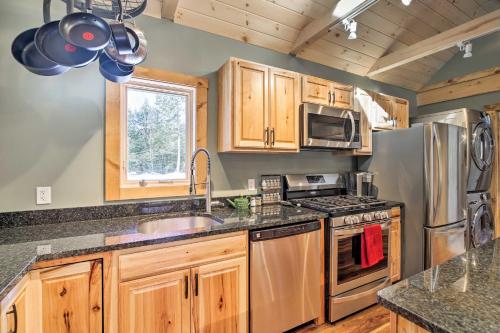 Newly Built Cabin with Hot Tub - 16 Mi to Stowe Mtn! in Morristown, USA