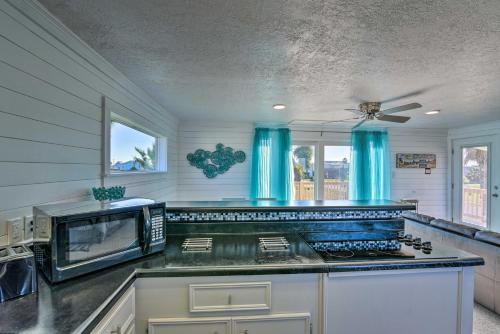 Open-Concept Cottage Less Than 1 Mi to Beach!