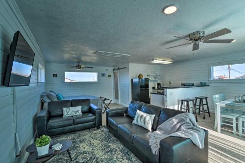 Open-Concept Cottage Less Than 1 Mi to Beach! in Surfside Beach, USA