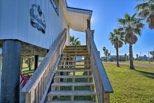 Open-Concept Cottage Less Than 1 Mi to Beach!