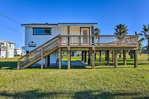 Open-Concept Cottage Less Than 1 Mi to Beach!