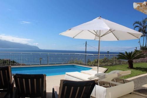 Villa Quinze - Luxurious 3 bedroom Villa with private pool and games room & amazing views