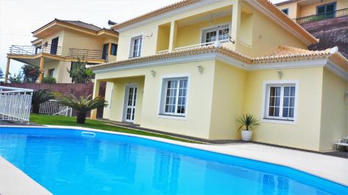 Villa Quinze - Luxurious 3 bedroom Villa with private pool and games room & amazing views