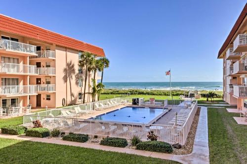 Sunny Cocoa Beach Condo with Balcony and Pool Access in 可可海灘
