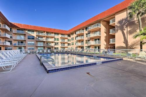 Sunny Cocoa Beach Condo with Balcony and Pool Access in 可可海灘