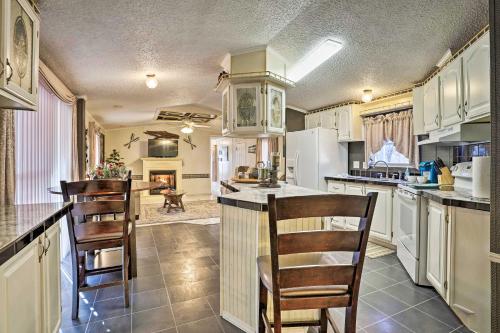 Broken Bow Home 2 Mi to Beavers Bend State Park Broken Bow Home 2 Mi to Beavers Bend State Park