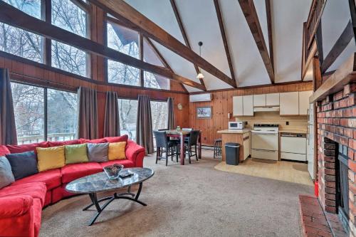 Pocono Getaway with BBQ 20 Mi to Camelback Mountain! - image 7