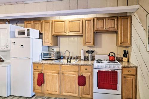 Cozy Stroudsburg Apt 7 Mi to Camelback Mountain!