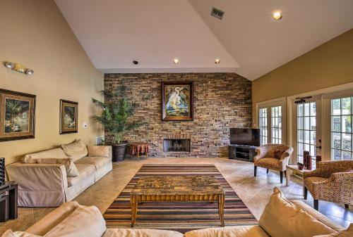 Modern Condo with Pool 4 Mi to Clearwater Beach! in Clearwater Városközpont