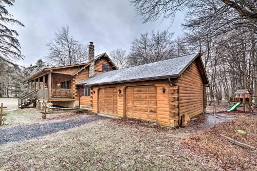 Luxe Pocono Cabin with Deck For Skiers and Families