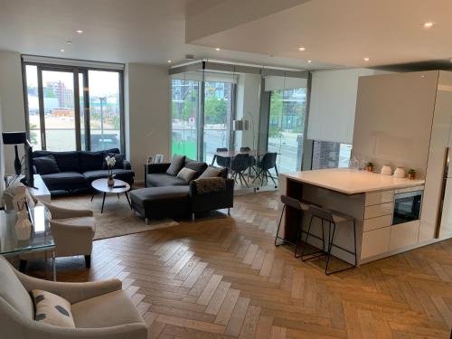 Luxury And Spacious Apartment, , London