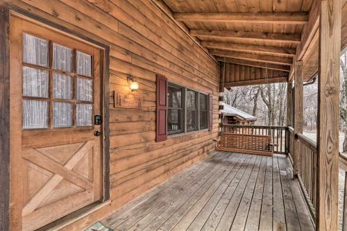 Luxe Pocono Cabin with Deck For Skiers and Families - image 7