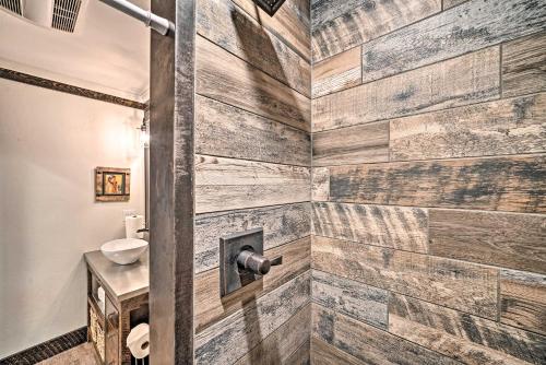 Rustic-Chic Apartment with Gas Grill 20 Mi to MSU! - image 6
