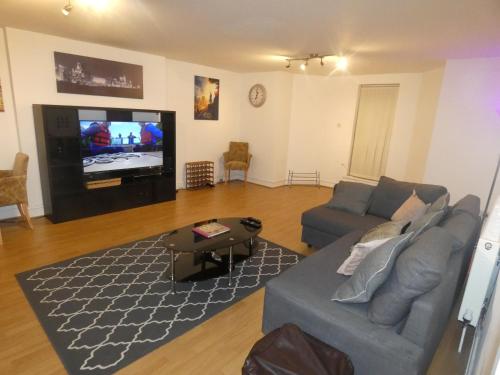 Liverpool, Beautiful Lark Lane Apartment, Near City Centre With Private Entrance & Parking