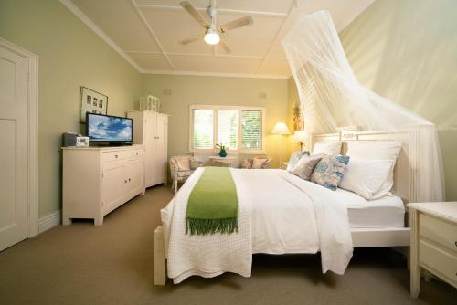 Queen Room with Garden View