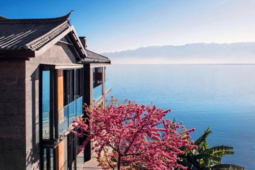 Фасада на хотела, Yakamoz Erhai Hotel in Дали