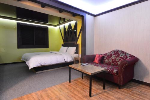 Daegu Mellow Motel Daegu Mellow Motel is conveniently located in the popular Daegu Central Area area. The property offers a high standard of service and amenities to suit the individual needs of all travelers. Service-m