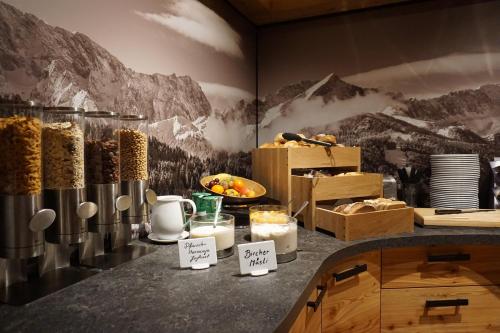 Food and beverages, Hotel Garni Zugspitz in Farchant