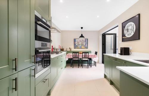 Veeve - Green Retreat On Askew Crescent, , London