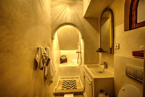 Deluxe Double or Twin Room image 2