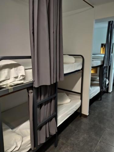 Bed in 8-Bed Mixed Dormitory Room image 4