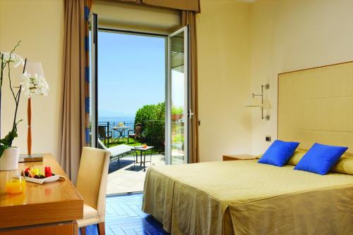 Deluxe Double Room with Sea View and Terrace and Spa Access