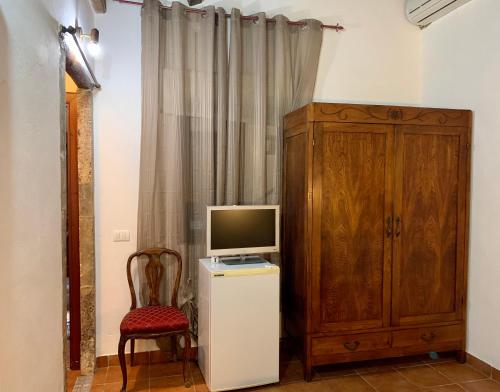 Double or Twin Room image 7